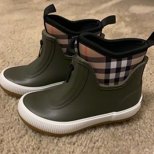Kids size 8.5us Burberry rain/snow boots